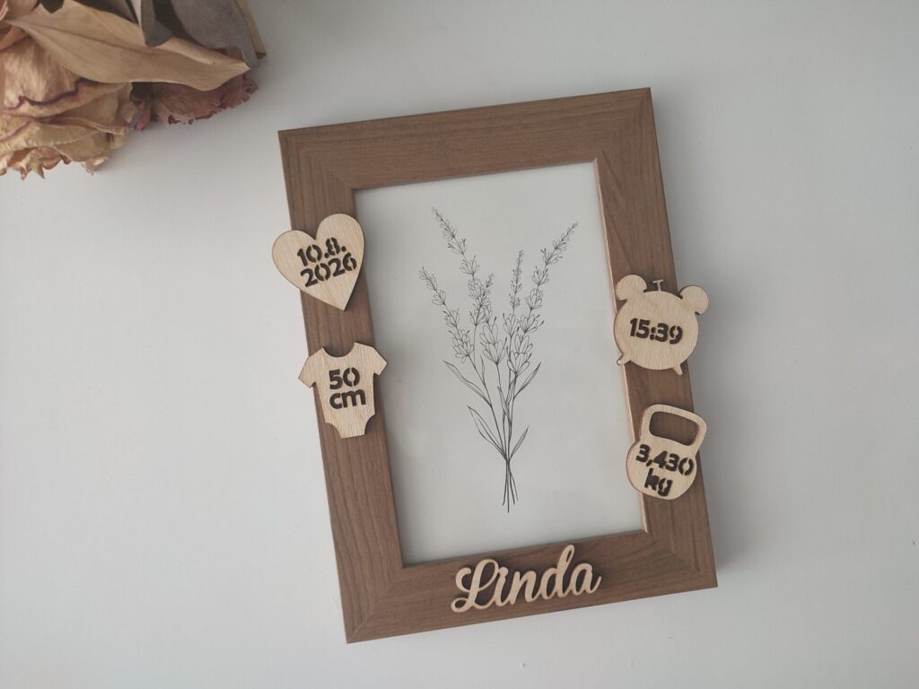 Drevený fotorámik s menom a údajmi o narodení dieťatka