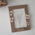 Drevený fotorámik s menom a údajmi o narodení dieťatka