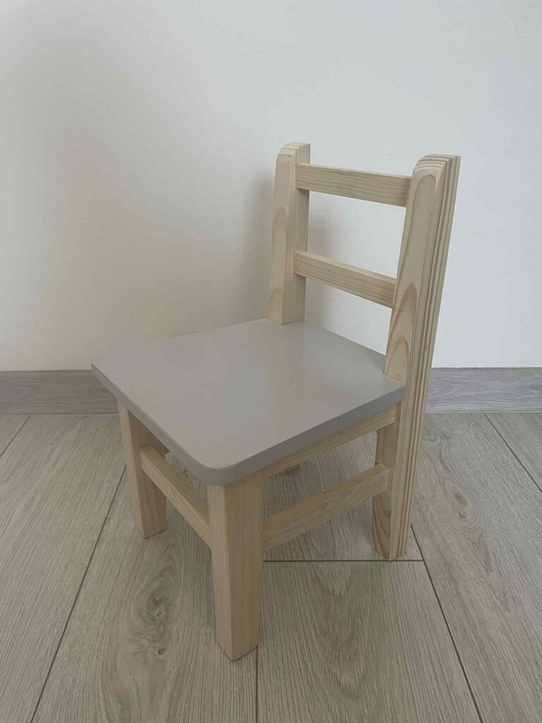 Detský stolí so stoličkami