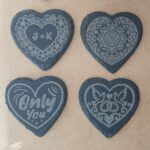 Bridlica s gravírovaným motívom 10 x 10 cm - srdce alebo štvorec