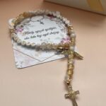 Ruženec do auta Pre šťastie na cestách | Zlato-biele korálky