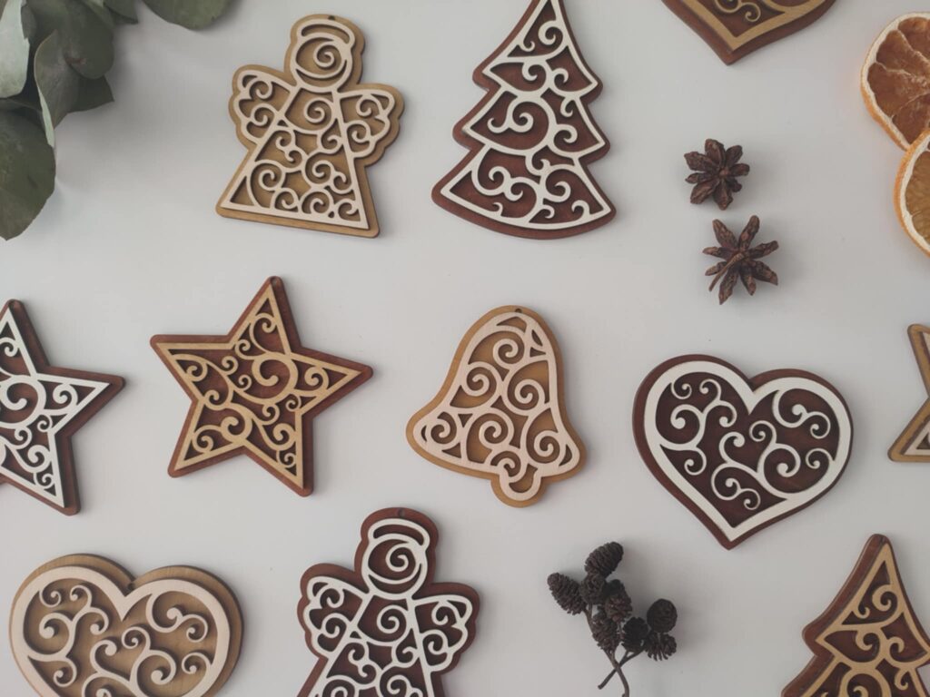 Drevené vianočné ozdoby - sada ozdôb s ornamentom