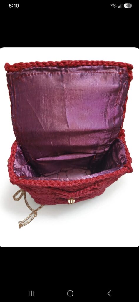 Ručne háčkovaná crossbody kabelka „Marina“ s výstužou (22,5 × 18 cm) červená