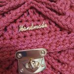 Ručne háčkovaná crossbody kabelka „Marina“ s výstužou (22,5 × 18 cm) červená