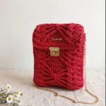 Ručne háčkovaná crossbody kabelka „Marina“ s výstužou (22,5 × 18 cm) červená