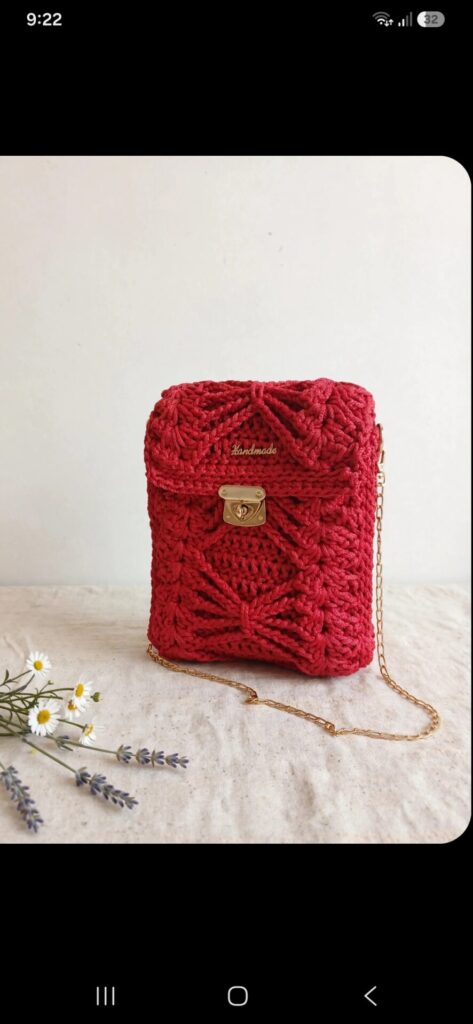 Ručne háčkovaná crossbody kabelka „Marina“ s výstužou (22,5 × 18 cm) červená