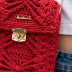 Ručne háčkovaná crossbody kabelka „Marina“ s výstužou (22,5 × 18 cm) červená
