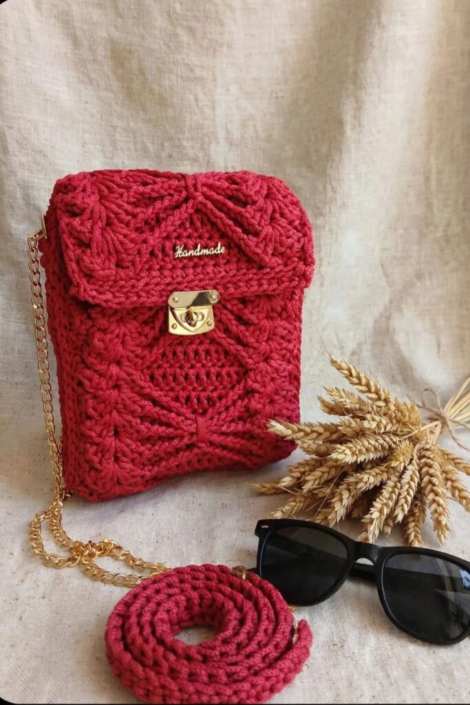 Ručne háčkovaná crossbody kabelka „Marina“ s výstužou (22,5 × 18 cm) červená