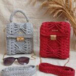 Ručne háčkovaná crossbody kabelka „Marina“ s výstužou (22,5 × 18 cm) červená