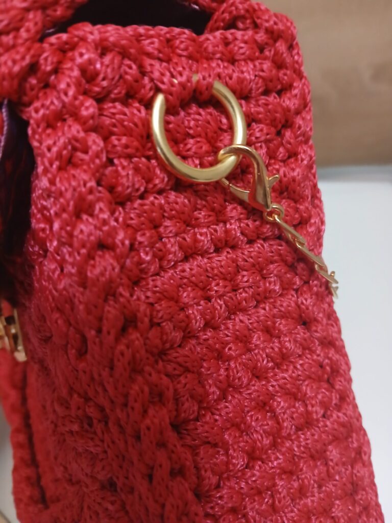 Ručne háčkovaná crossbody kabelka „Marina“ s výstužou (22,5 × 18 cm) červená
